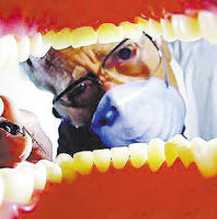 牙醫正在給患者檢查牙齒