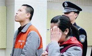 宣判過程中，劉曉靜捂住了臉，而同夥高星原則抬著頭