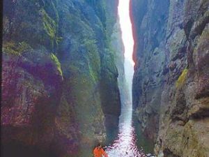 水上一線天 水上一線天