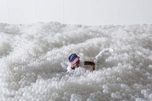 美國博物館用百萬塑膠球建人造“海灘”