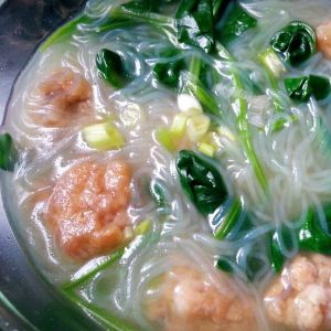 豬肉菠菜丸子冬粉湯 豬肉菠菜丸子冬粉湯
