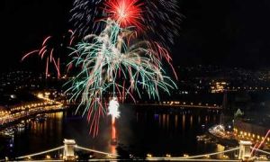 2011年國慶，在匈牙利布達佩斯最古老的鐵索橋上空，焰火絢爛綻放，以慶祝匈牙利國慶日。