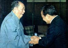 毛澤東同志與西哈努克親王親切握手