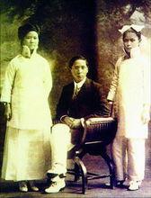 中間孫科，左為長女孫娫，右為次女孫婉