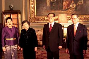 1999年9月2日，江澤民主席和夫人王冶坪在曼谷大王宮會見泰國國王蒲美蓬和王后詩麗吉。