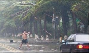 “光膀哥”在風雨中指揮交通