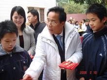 劉傑夫董事長為貧困學生派發助學金