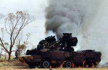 利比亞政府軍坦克、車輛被擊中