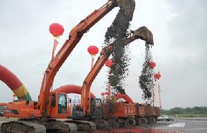 大型挖掘機在安徽華電六安電廠60萬千瓦機組工程開工現場施工