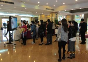 55寸電子簽到簿現場火爆