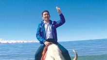 2009年10月，在西藏納木錯騎氂牛。