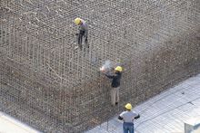 工人進行焊接工作