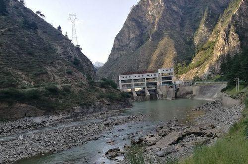 祁連山南麓大通河上的小水電站
