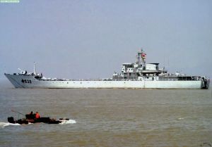 靈岩山號坦克登入艦