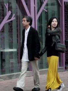 陳嘉上高調牽手妙齡女子