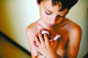 小蛇慢慢爬在手中的感覺，據稱“好極了”。