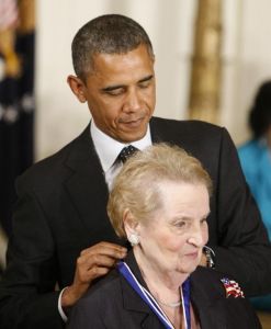 2012年5月29日，美國總統歐巴馬在白宮舉行的頒獎典禮上為前國務卿奧爾布賴特佩戴自由勳章。