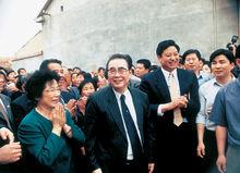 1999年夏，曹學成陪同時李鵬在濰坊視察。