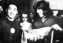 莊則棟在世乒賽上與美國運動員合影