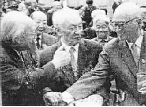 清華大學校慶期間,老校友王淦昌(右)