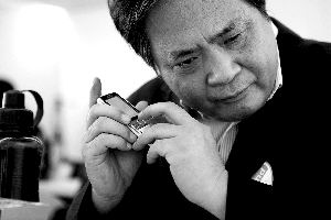 一名盲人在用安裝了盲人軟體的手機收聽簡訊