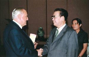 1999 年9 月13 日，中國全國人大常委會委員長李鵬在北京人民大會堂會見法國參議院議長克里斯蒂安·蓬斯萊