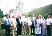 單昭祥在“中吉人民友誼林”紀念碑前合影