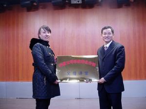 黃懷寧校長與楊校長為父母講堂揭牌