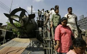 2月9日，斯里蘭卡民眾在科倫坡的展覽上參觀繳獲的“山寨”潛艇