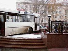 撞向奔跑哥的公車1