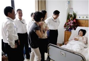 集團董事長兼總裁周鳳劍、常務副總裁朱金潮、副總裁汪國良等一行來到蕭山醫院看望慰問了紅劍聚酯公司蔡志良同志的生病家屬，並給他們送上鮮花水果和慰問金。