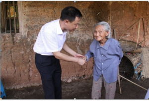 洪明貴檢察長慰問建國初期老黨員趙天英