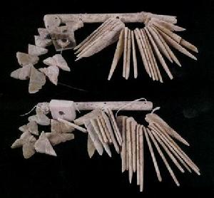 益端王墓出土的玉組佩殘件，灰白色，有葉形、方形、圓形、長條形等玉片70片，現藏於江西省博物館