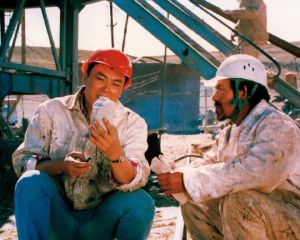 方京生（梁國慶飾）與格桑隊長（邊巴次仁飾）在工地上研究從地下開採出來的岩芯