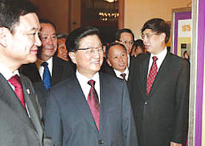 中共中央政治局常委、國務院副總理黃菊陪同泰國總理觀看藝術團演出