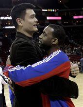 姚明和麥迪最後一次見面的最後一個擁抱