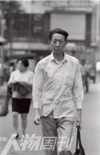1993年5月，成都春熙路，流沙河病癒從醫院回家