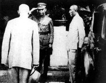 李宗仁(戎裝行禮者)在廣州會見蔣介石