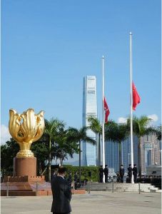 香港政府在2010年8月26日在金紫荊廣場舉行升旗及下半旗儀式，