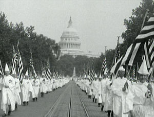 1926年9月13日，在華盛頓特區 4萬名3K党進行公開行軍示威活動，背後是美國國會大廈