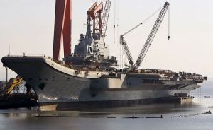 正在進行改裝的遼寧號航母