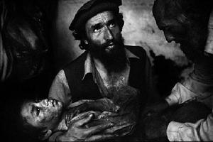 三等獎獲得者匈牙利攝影師Balazs Gardi獲獎作品：一名阿富汗男子懷抱一個受傷的男孩，這張照片也在法國PX3 2008與World Press Photo 2008獲獎作品中出現過。