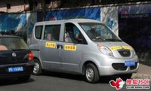 寫有“禁止釣魚”的私家車