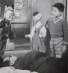 拍攝時 關維吉躺在地上操作小鈴鐺