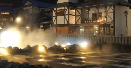 在日本流傳著一句民謠,草津的溫泉,除了相思病什麼都能治