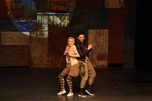 兩隻雞的低嘆生活