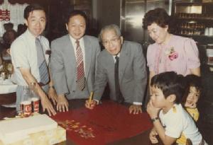 與長子興光、長媳、三子興夏(左一)及孫輩