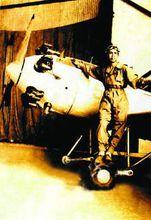 1943年，初學開飛機的龍啟明