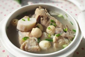 金針菜豬蹄爪湯 金針菜豬蹄爪湯