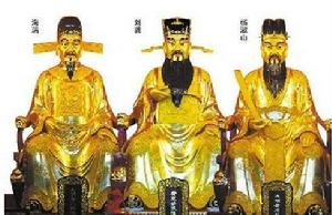 三尊城隍爺塑像重坐大殿，分別是南漢國建立者劉龑以及大名鼎鼎的海瑞和楊淑山